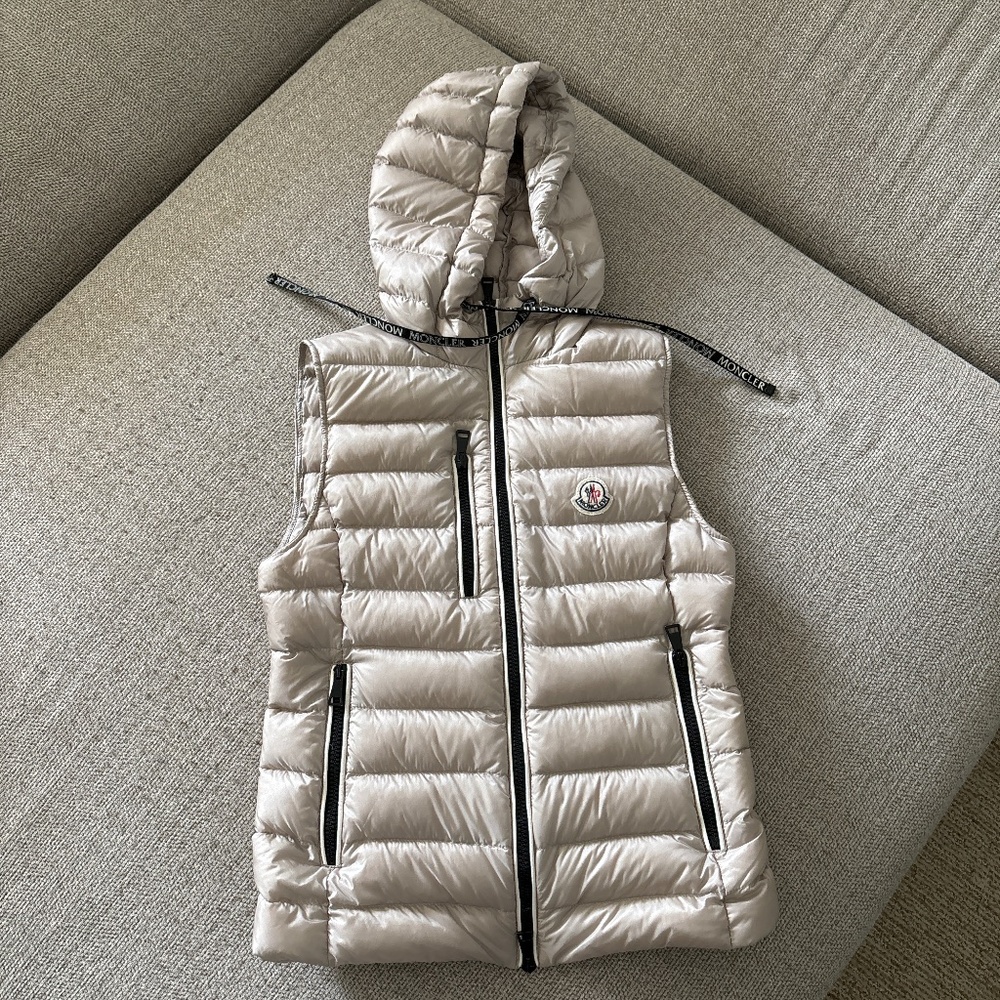 MONCLER NWOT down hooded vest Size XS/Moncler size 0